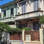 Lauretta, A Stone's Throw From The Beach! Viareggio