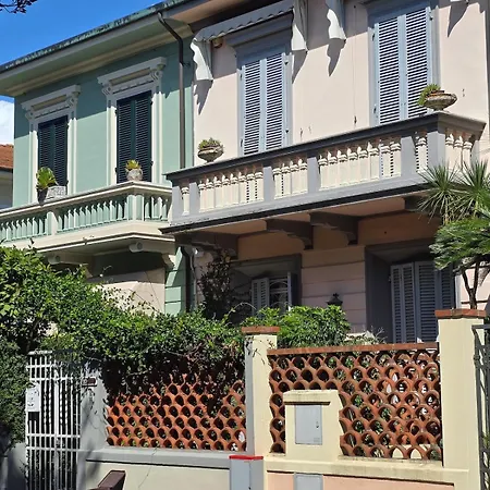 Lauretta, A Stone's Throw From The Beach! Viareggio